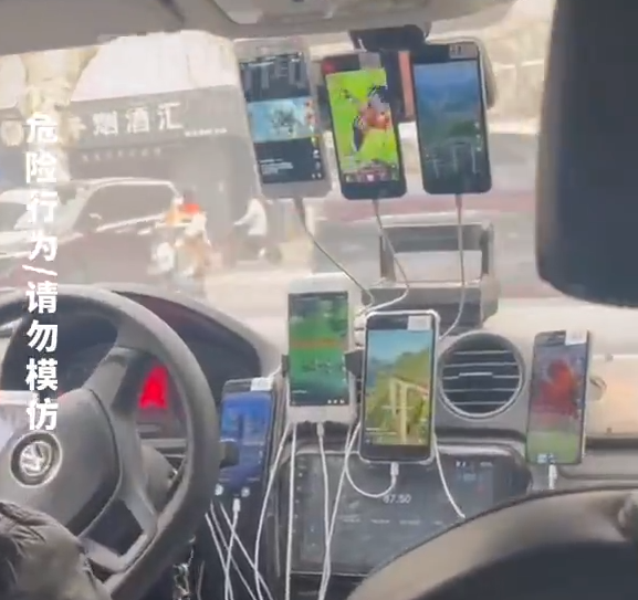 出租车放9部手机同时刷短视频！司机堵车不忘点赞 乘客后怕